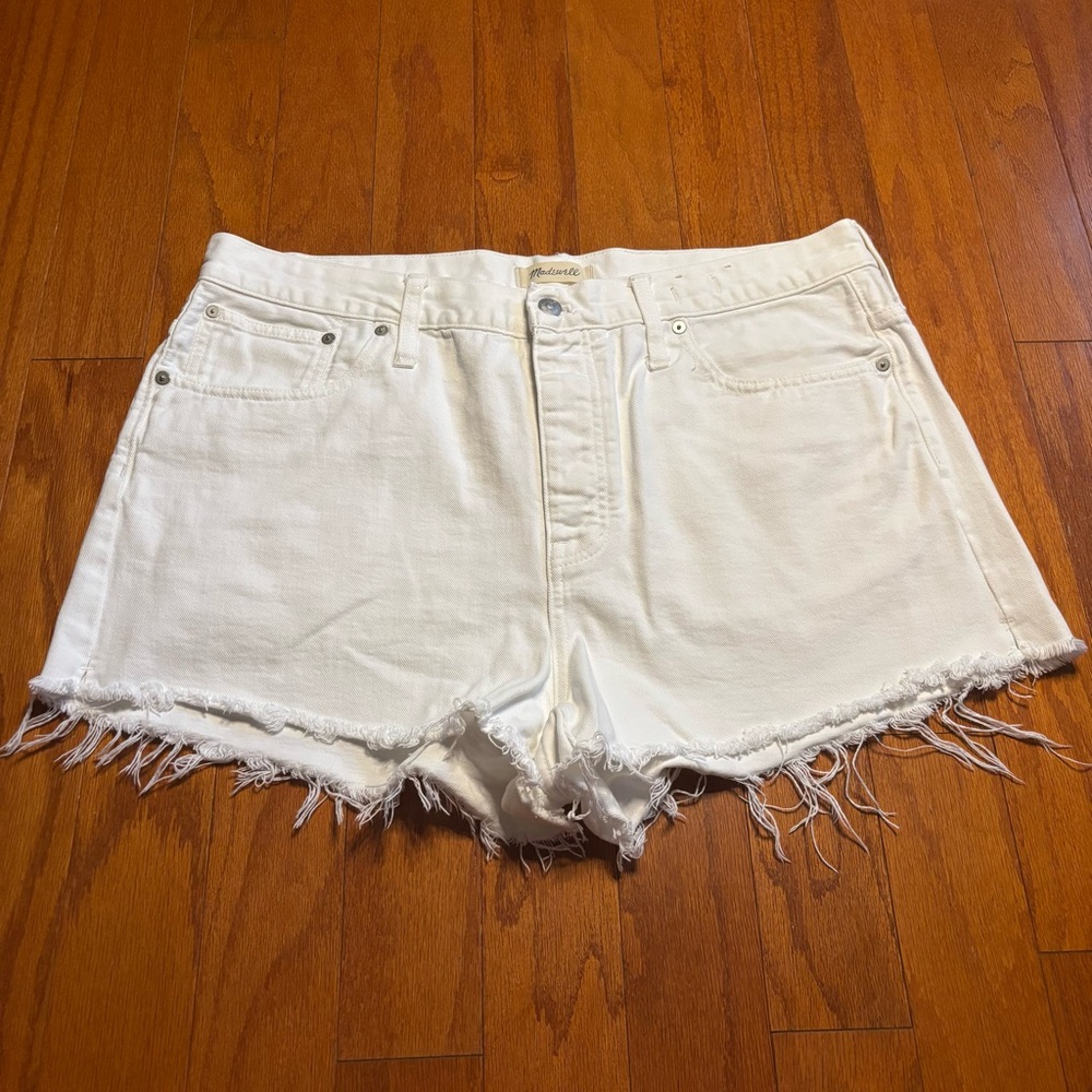 Madewell relaxed denim shorts in white size 32